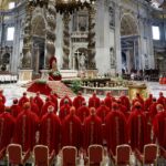 Cardenales que elegirán al nuevo Papa viven un jueves de pausa y reflexión